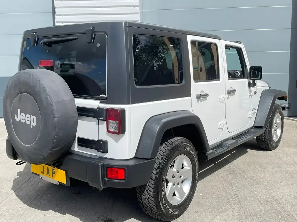 Used Jeep Wrangler Sahara 285 HP (209 kW) 2015 White SUV