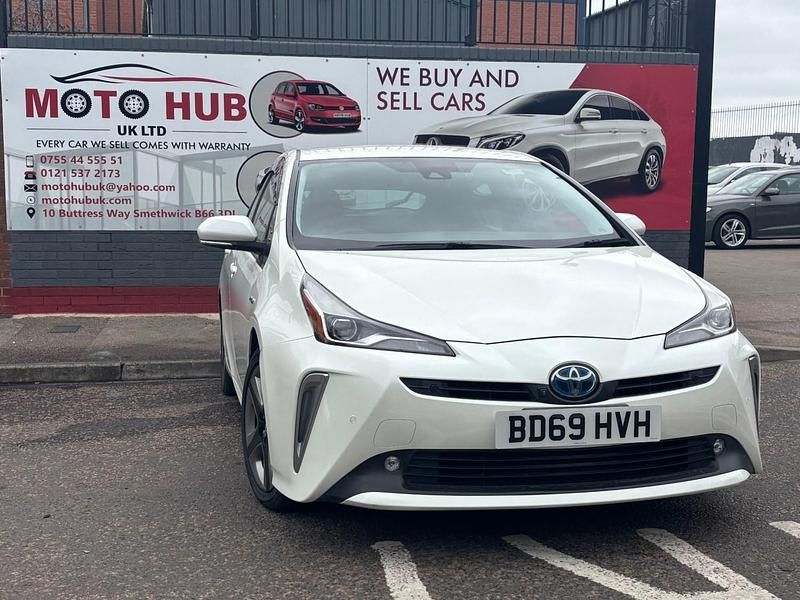 Used Toyota Prius 2025 White Hatchback