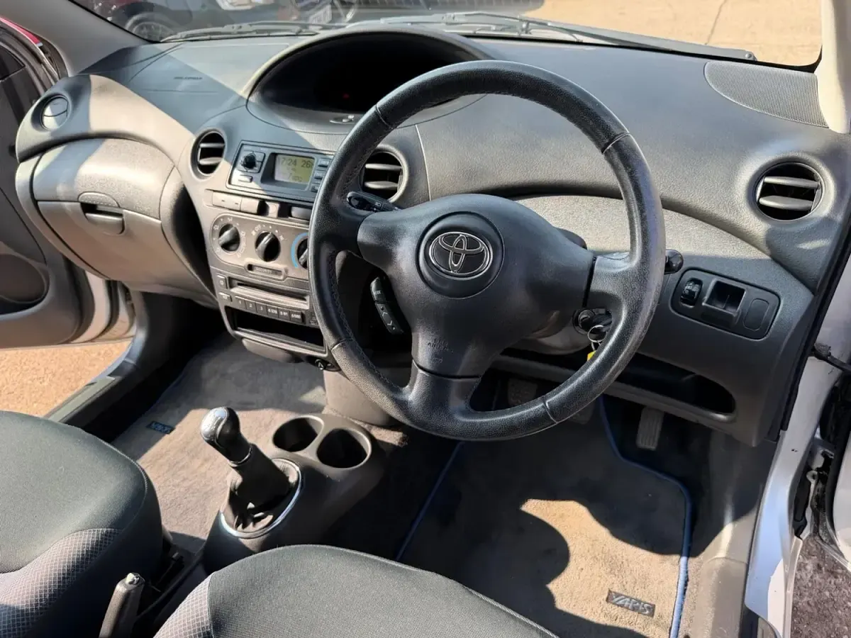 Used Toyota Yaris 85 HP (62 kW) 2005 Silver Hatchback