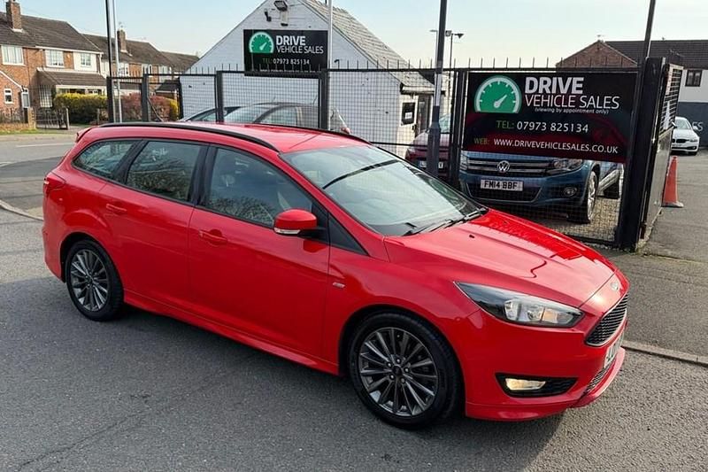 Used Ford Focus ST-Line 120 HP (88 kW) 2017 Red Estate