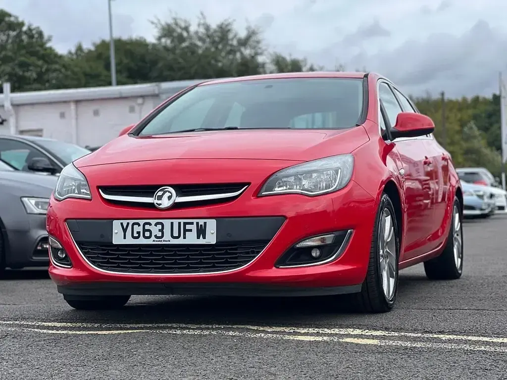 Used Vauxhall Astra SRi 163 HP (119 kW) 2013 Red Hatchback