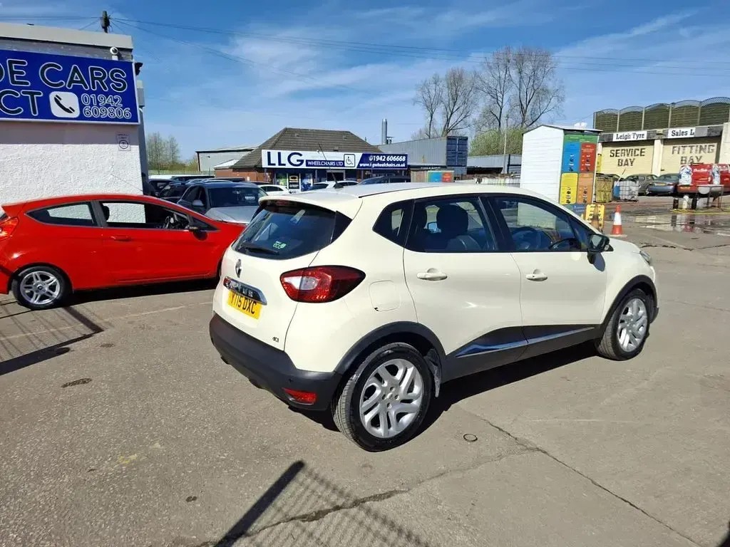 Used Renault Captur Dynamique 90 HP (66 kW) 2015 White SUV