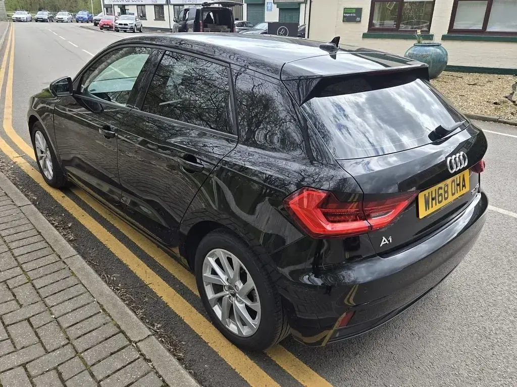 Usado Audi A1 Sportback Sport 116 HP (85 kW) 2019 Preto Citadino