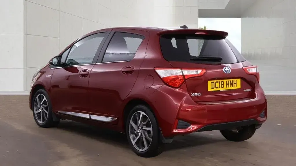 Used Toyota Yaris 100 HP (73 kW) 2018 Red Hatchback