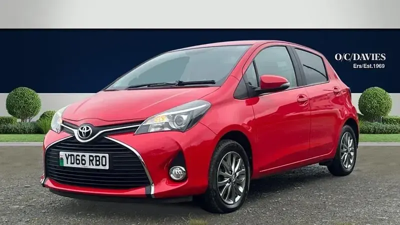 Used Toyota Yaris 99 HP (72 kW) 2016 Red Hatchback