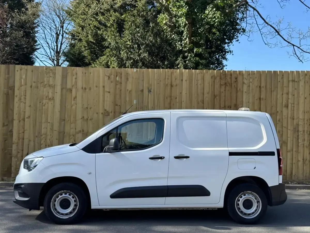 Second-hand Vauxhall Combo Edition 100 CP (73 kW) 2019 Alb Monovolum