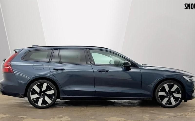 Used Volvo V60 CC Plus 250 HP (183 kW) 2023 Estate