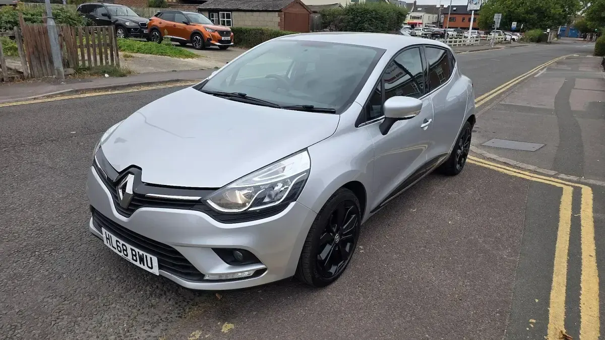 Used Renault Clio Iconic 90 HP (66 kW) 2019 Silver Hatchback