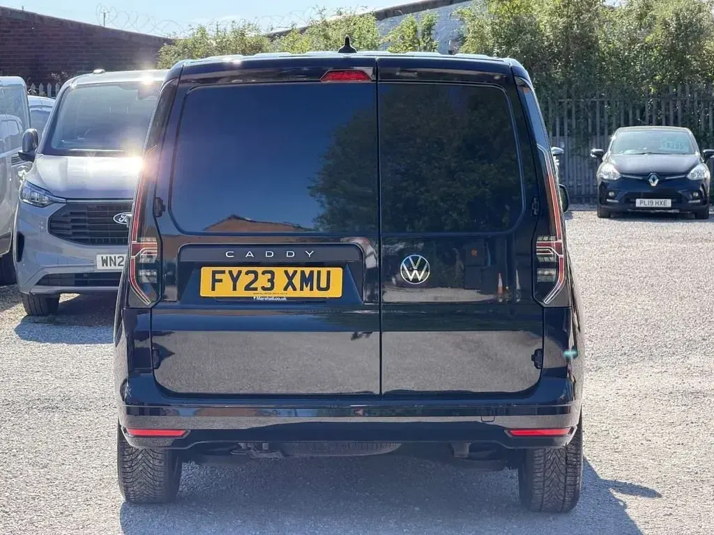 Usado VW Caddy Pro 122 HP (89 kW) 2023 Preto Monovolume