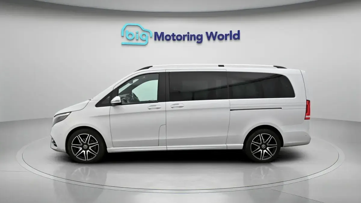Used Mercedes V300 AMG line 237 HP (174 kW) 2023 White MPV