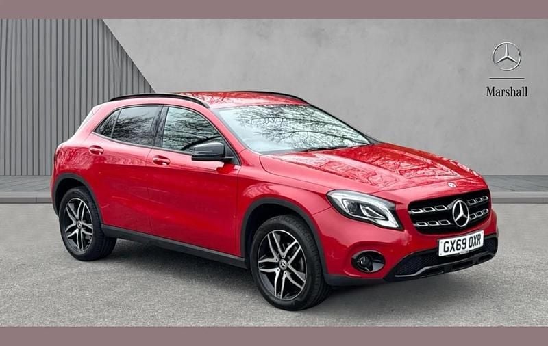 Used Mercedes GLA180 Urban 120 HP (88 kW) 2019 Red SUV