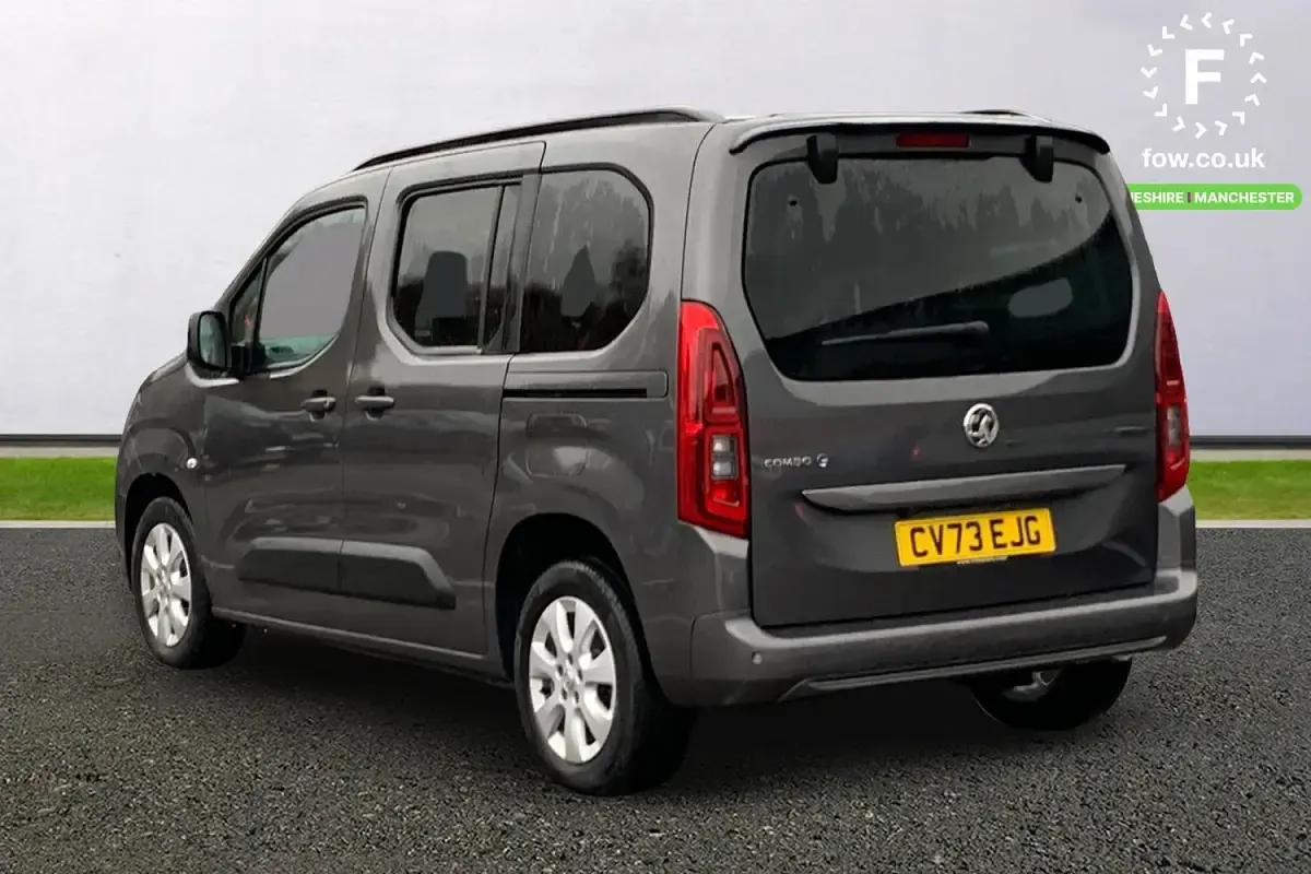 Usado Vauxhall Combo Design Edition 100 kW (136 CV) 2023 Gris Monovolumen
