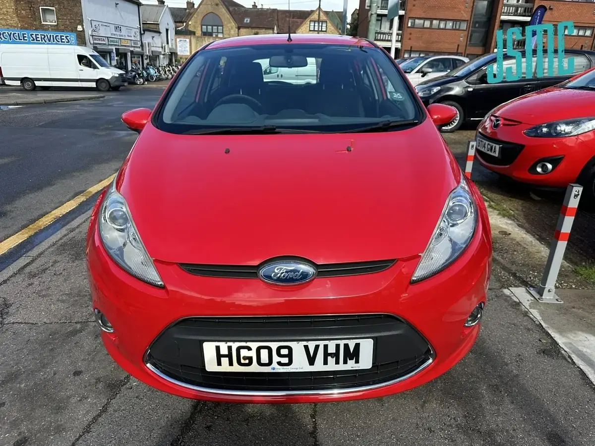 Begagnad Ford Fiesta Zetec 94 HK (69 kW) 2009 Röd Halvkombi