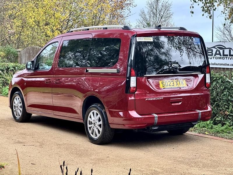 Used Ford Grand Tourneo Connect Titanium 122 HP (89 kW) 2023 Red MPV