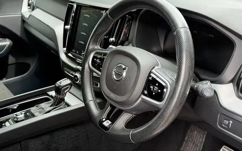 Used Volvo XC60 R-Design 250 HP (183 kW) 2018 Silver SUV