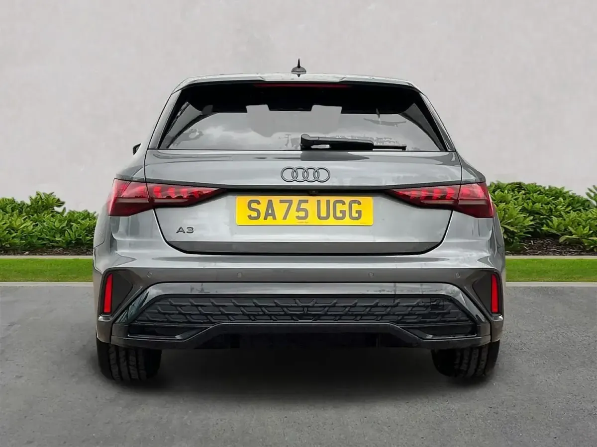 Begagnad Audi A3 Black Edition 147 HK (108 kW) 2025 Grå Halvkombi