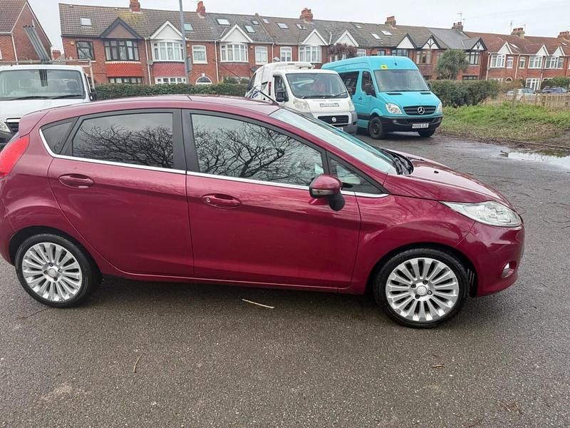Begagnad Ford Fiesta Titanium 2009 Röd Halvkombi