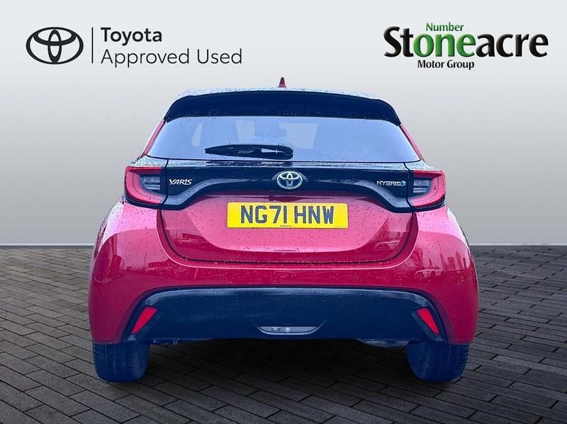 Used Toyota Yaris Hybrid 116 HP (85 kW) 2021 Red Hatchback