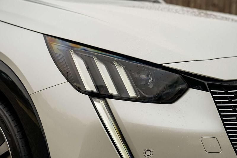 Used Peugeot e-208 GT-line 100 kW (136 HP) 2020 White Hatchback