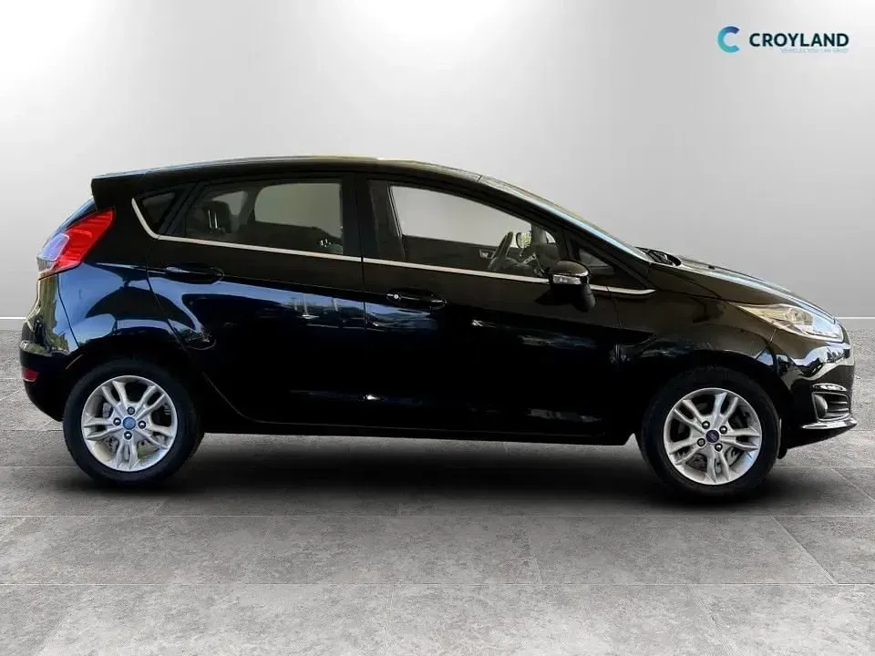 Usado Ford Fiesta Zetec 100 HP (73 kW) 2016 Preto Citadino