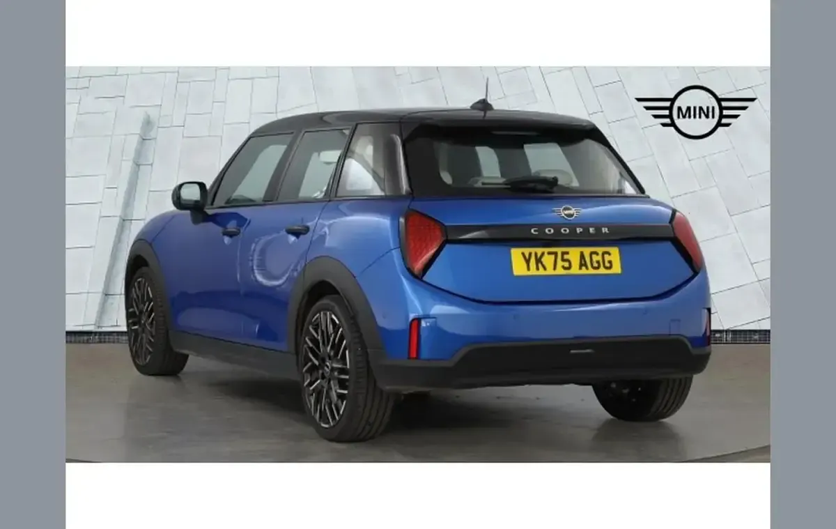 Used Mini Cooper Exclusive 113 kW (154 HP) 2026 Blue Hatchback