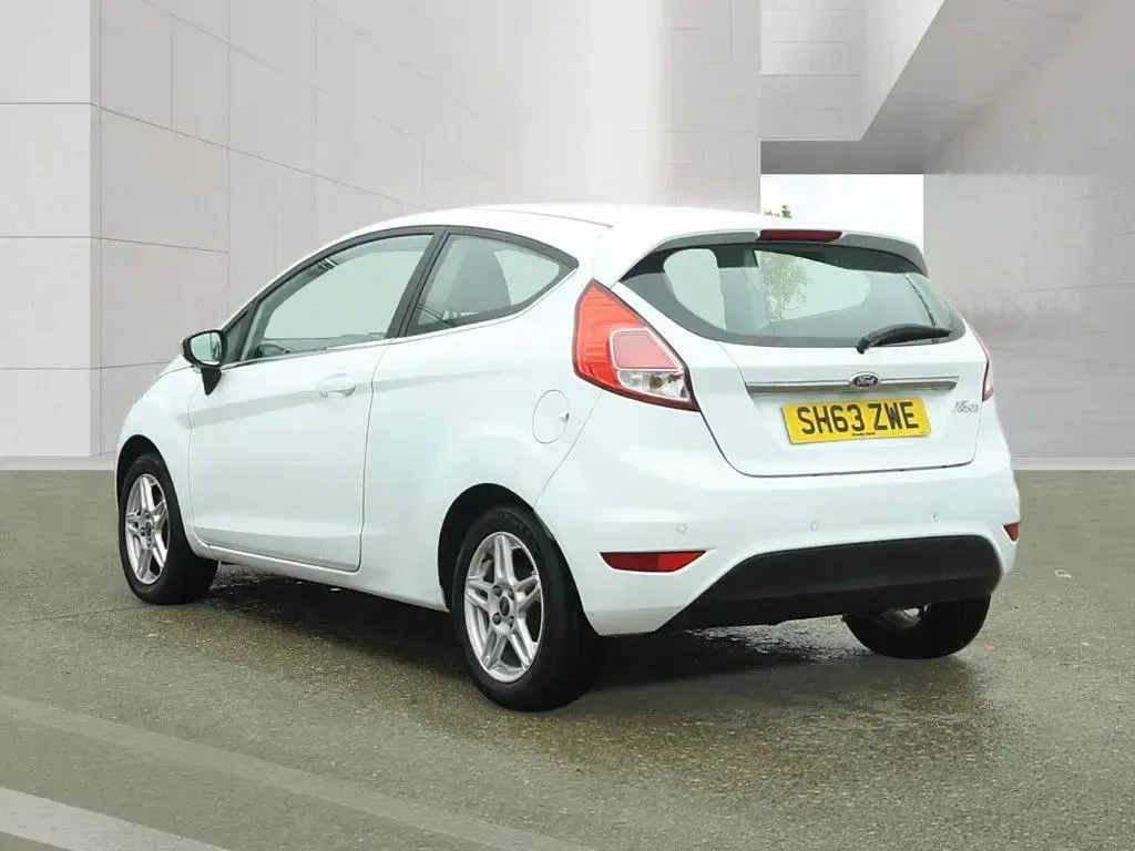 Used Ford Fiesta Zetec 82 HP (60 kW) 2014 White Hatchback