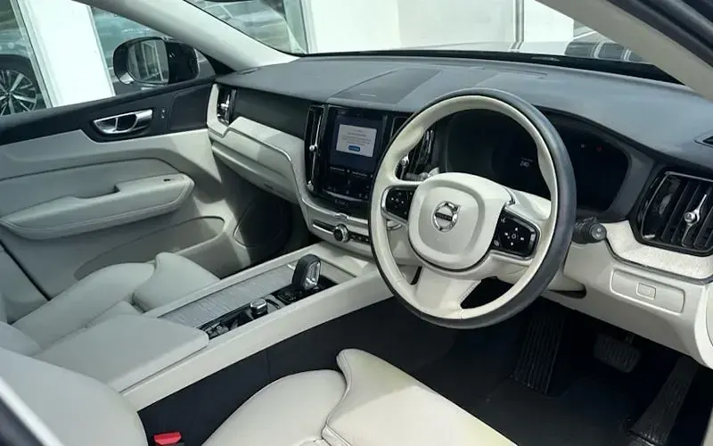 Used Volvo XC60 Plus 197 HP (144 kW) 2022 Blue SUV