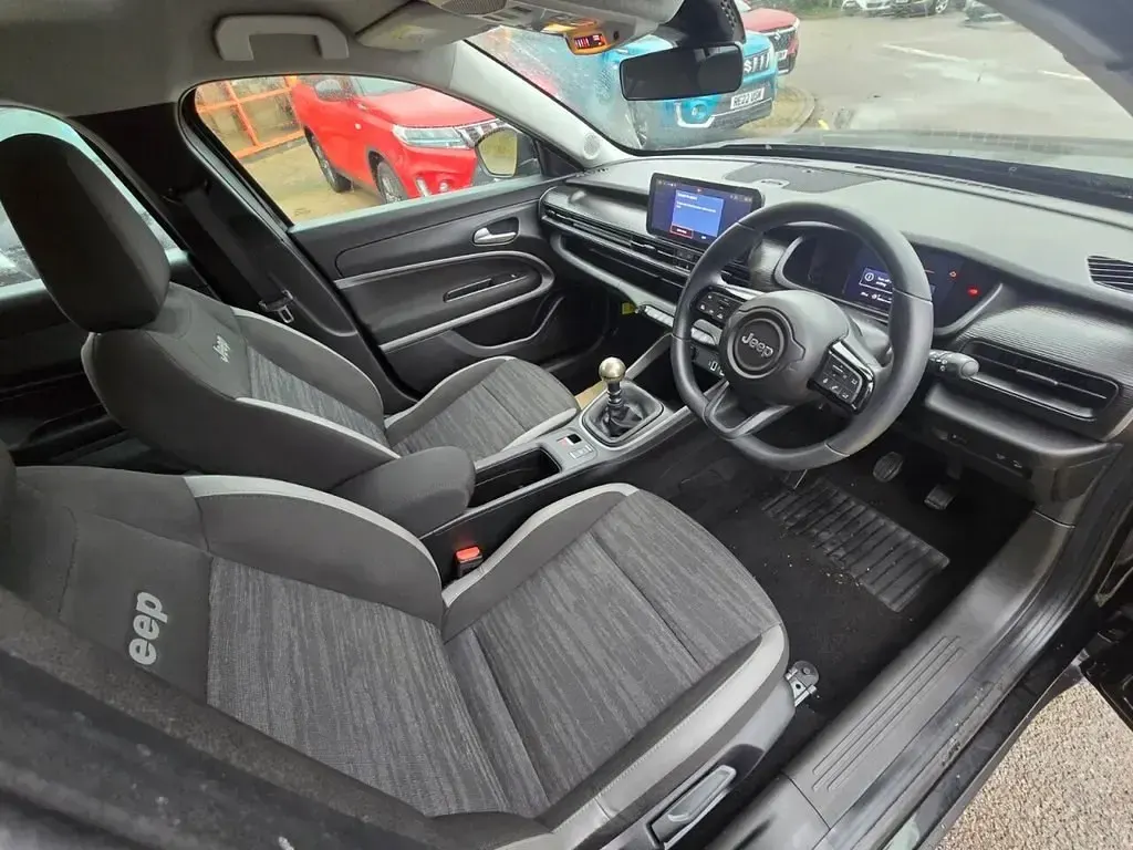 Begagnad Jeep Avenger Longitude 100 HK (73 kW) 2025 Svart SUV