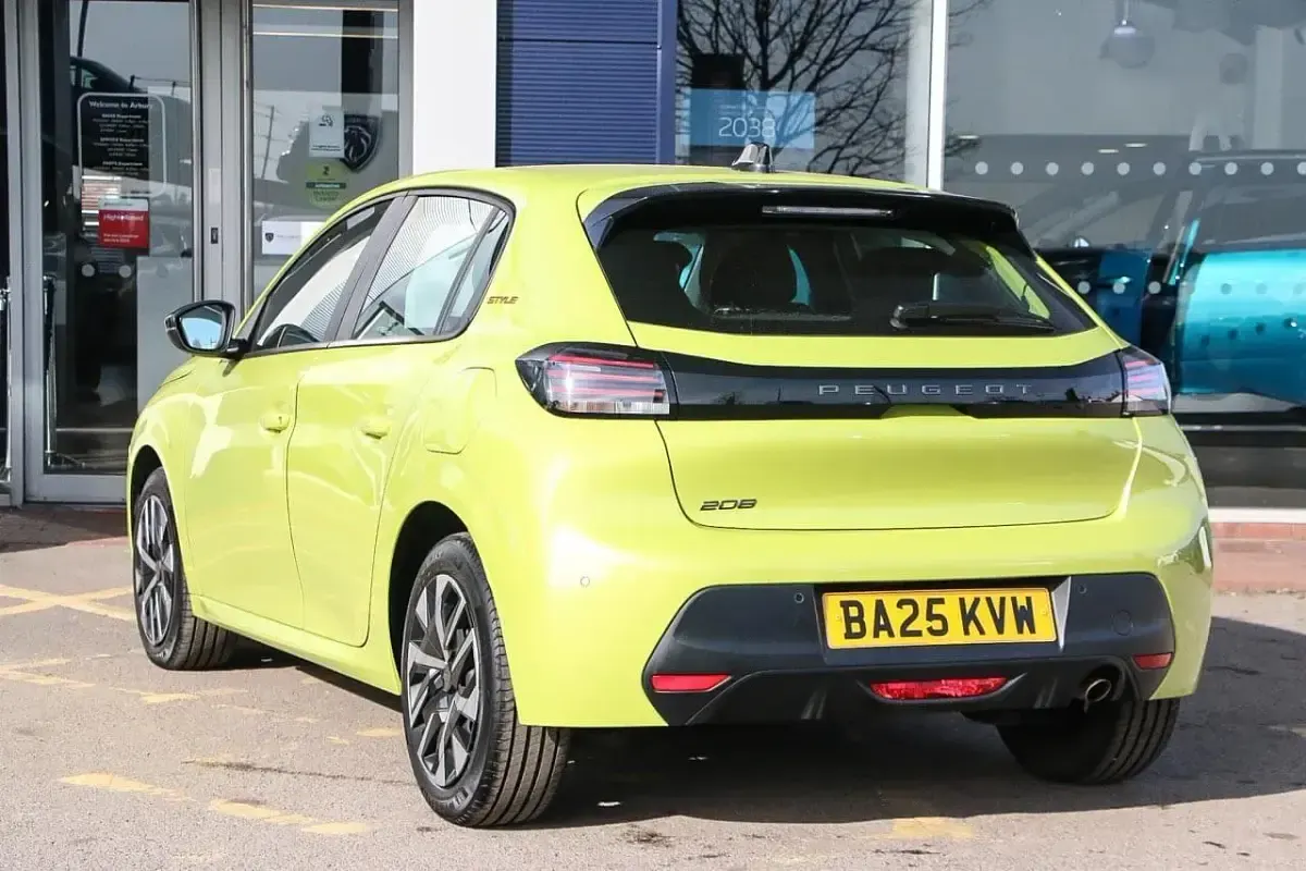 Käytetty Peugeot 208 Style 99 HP (72 kW) 2025 Keltainen Viistoperä