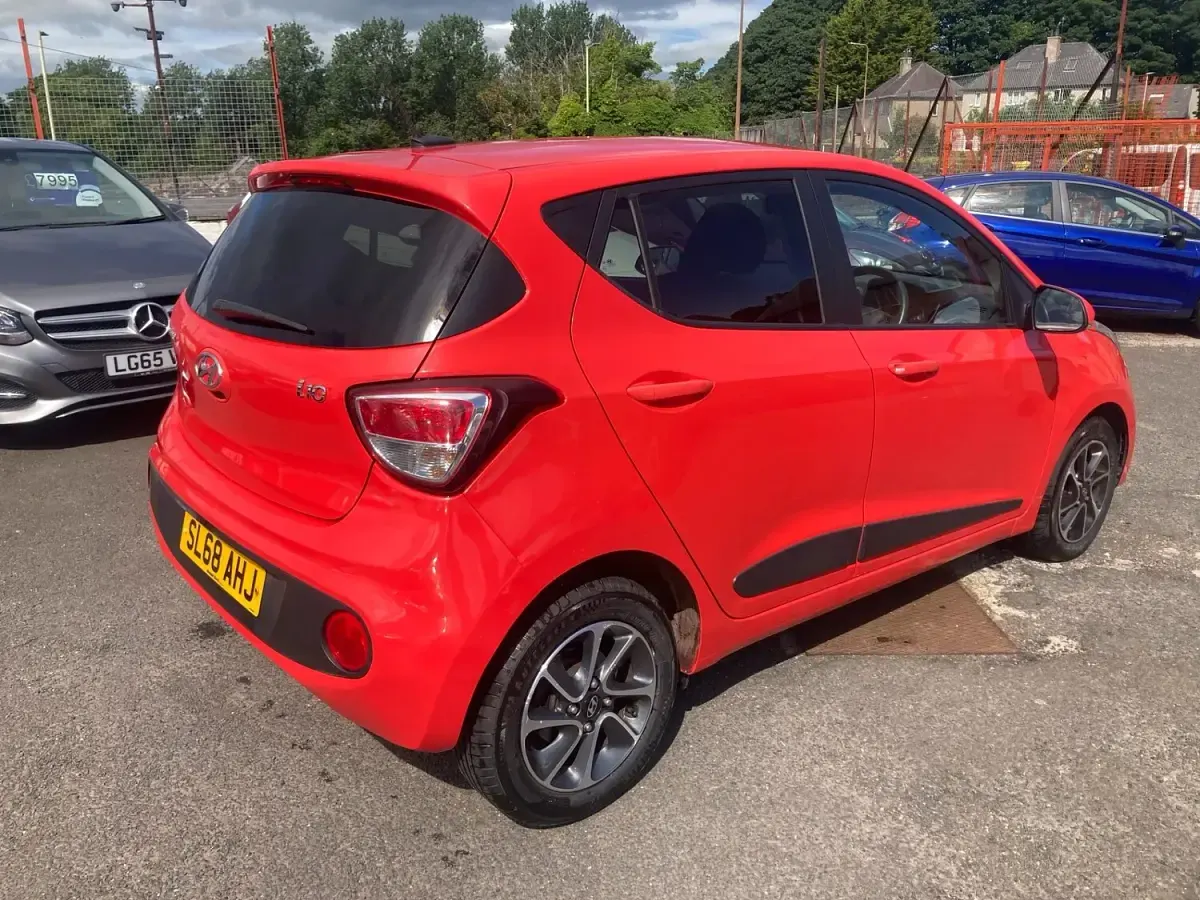 Used Hyundai i10 Premium 87 HP (63 kW) 2018 Red Hatchback