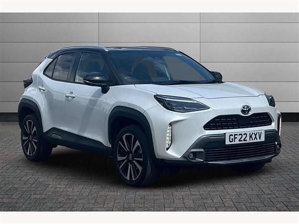 White pearl with black bitone roof Used 2022 Toyota Yaris Cross Edition SUV | £21,895 (Fair price) - Image 1/3