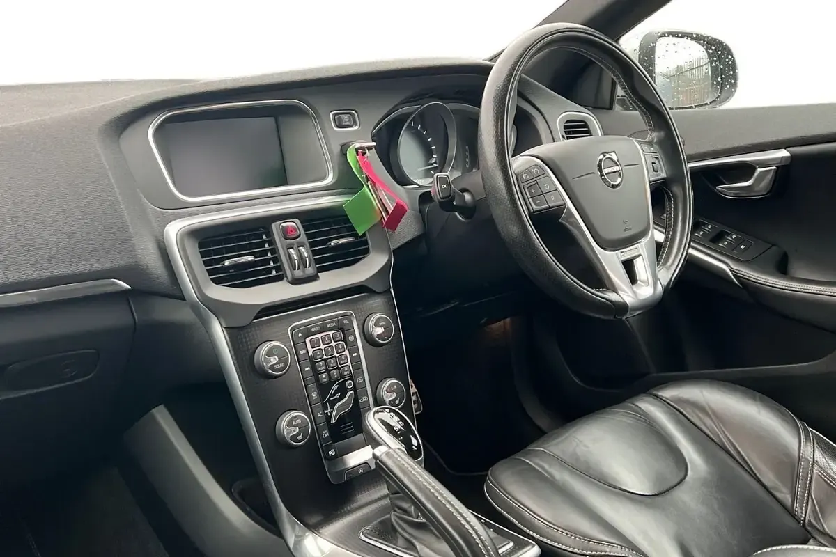 Usado Volvo V40 R-Design Pro 122 HP (89 kW) 2017 Cinzento Citadino