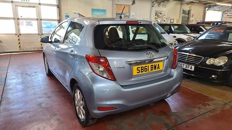 Used Toyota Yaris 101 HP (74 kW) 2012 Blue Hatchback