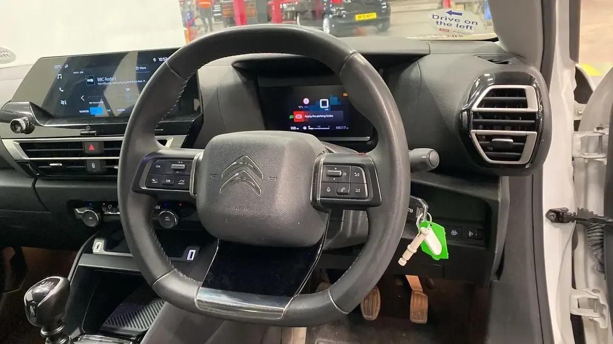 Usado Citroën C4 PureTech 101 HP (74 kW) 2023 Branco SUV