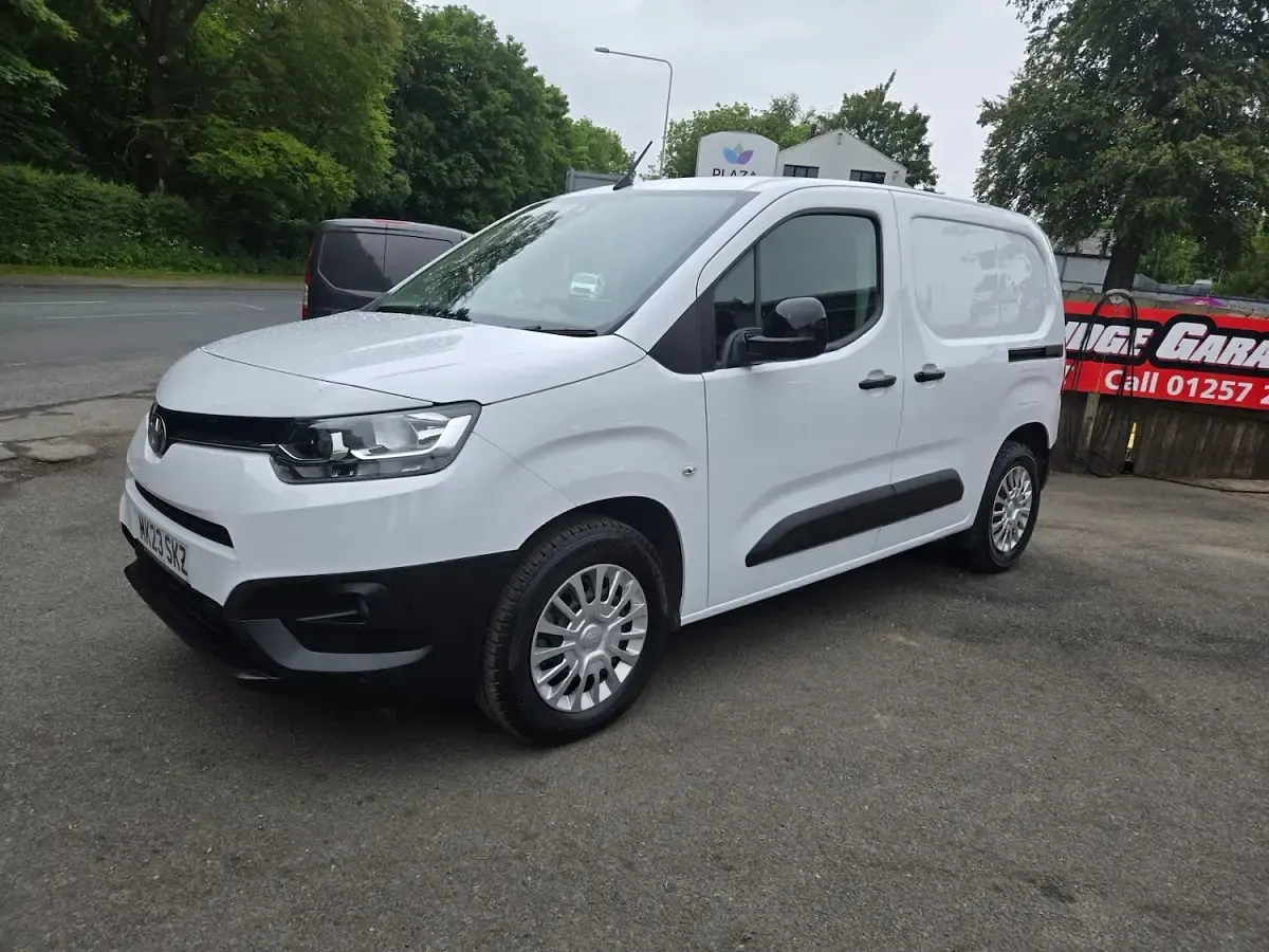 Used Toyota Proace 50 kW (68 HP) 2023 White MPV