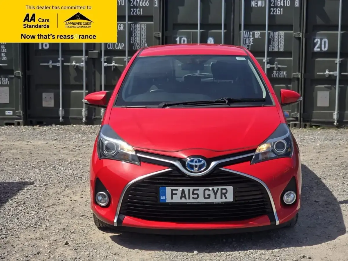 Gebraucht Toyota Yaris Hybrid 101 PS (74 kW) 2015 Rot Kleinwagen