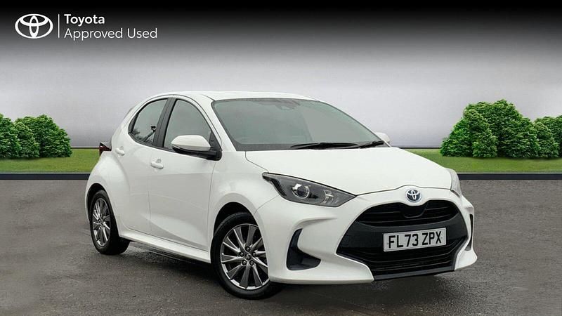 Used Toyota Yaris Hybrid 116 HP (85 kW) 2023 Pure white Hatchback