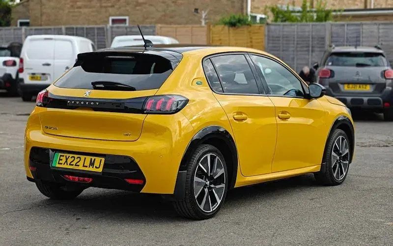 Used Peugeot e-208 Premium 100 kW (136 HP) 2022 Yellow Hatchback