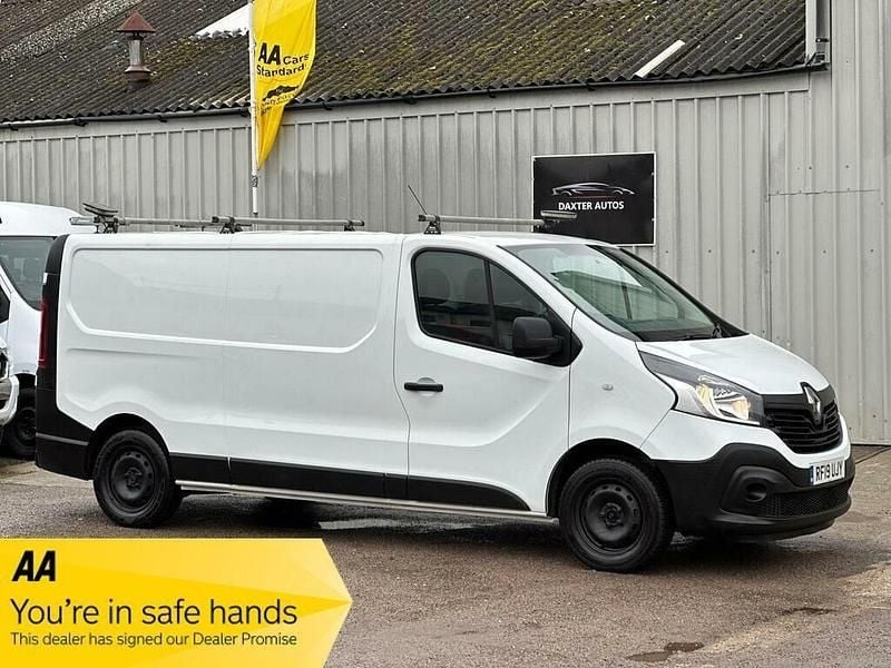 White Used 2019 Renault Trafic Business MPV | £9,990 (Good price) - Image 1/2