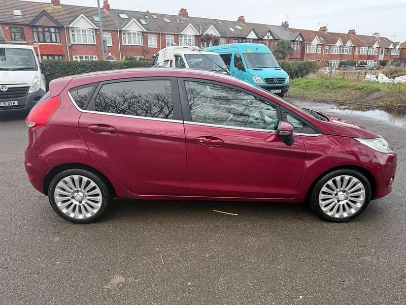Begagnad Ford Fiesta Titanium 2009 Röd Halvkombi