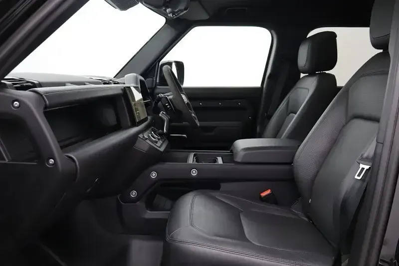 Usado Land Rover Defender 525 HP (386 kW) 2023 Preto SUV