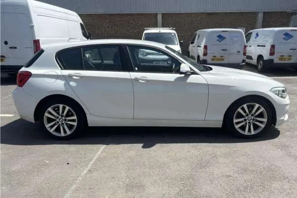 Used BMW 118 Sport Line 2016 White Hatchback