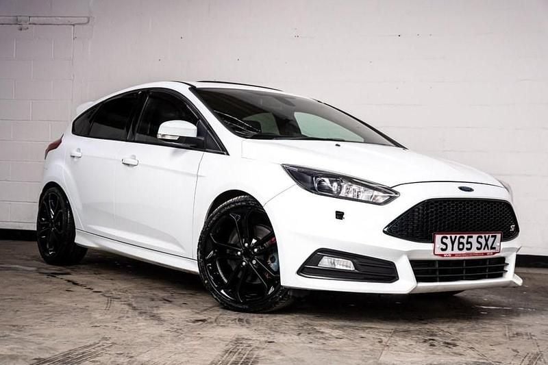 Used Ford Focus ST 250 HP (183 kW) 2015 White Hatchback