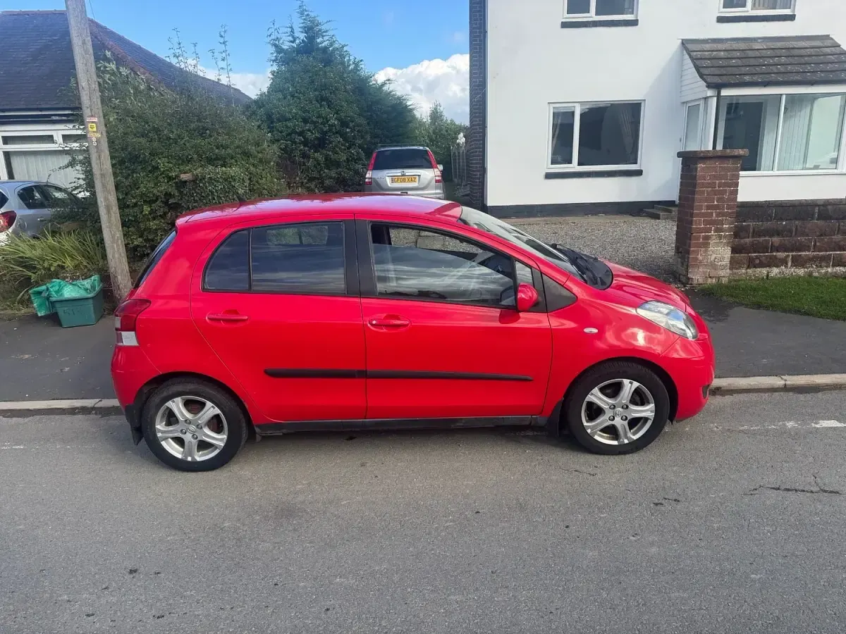 Used Toyota Yaris 90 HP (66 kW) 2010 Red Hatchback