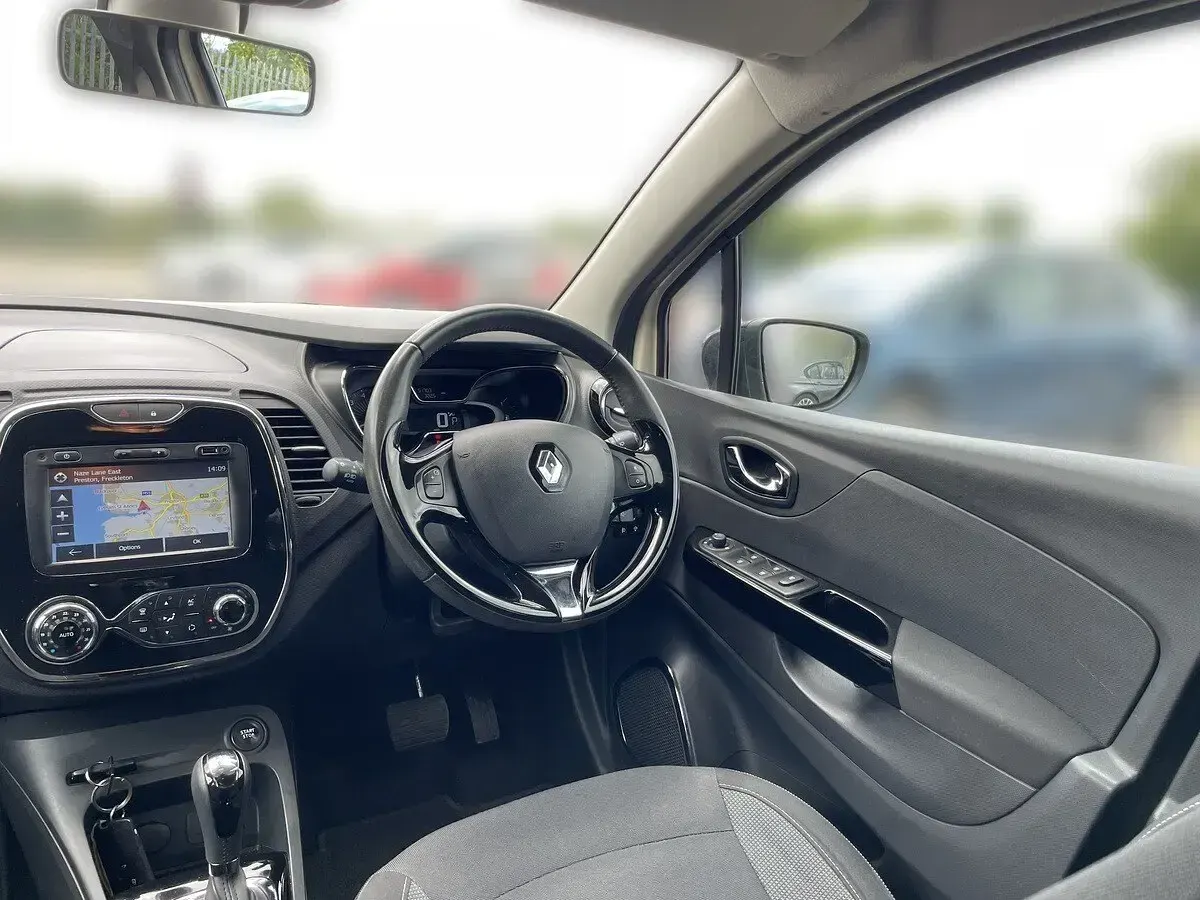 Used Renault Captur Dynamique 90 HP (66 kW) 2015 Ivory SUV