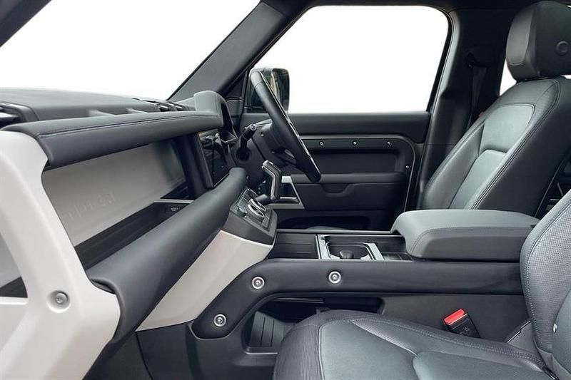 Used Land Rover Defender SE Dynamic 300 HP (220 kW) 2024 Silicon silver SUV