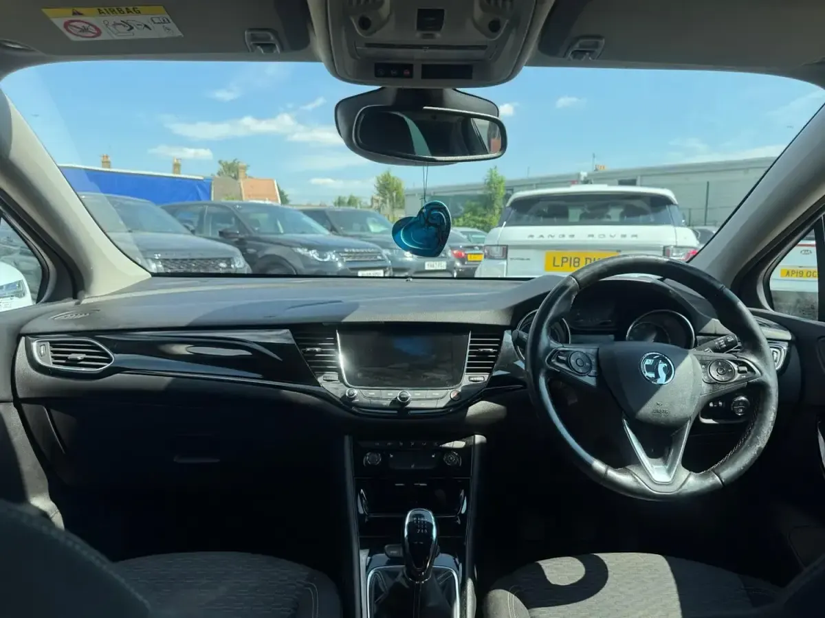 Used Vauxhall Astra SRi 110 HP (80 kW) 2018 White Hatchback