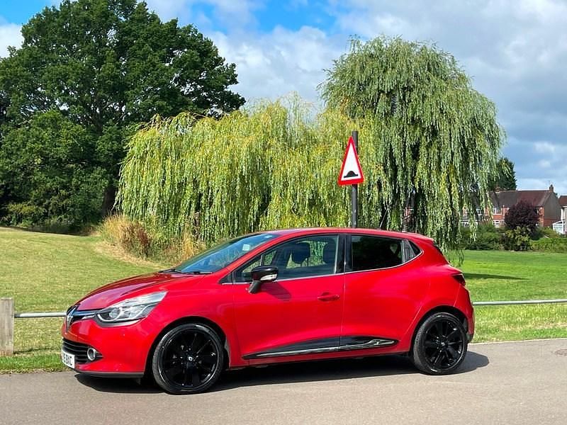 Used Renault Clio IV Dynamique 90 HP (66 kW) 2015 Red Hatchback