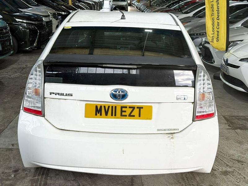 Used Toyota Prius 2025 White Hatchback