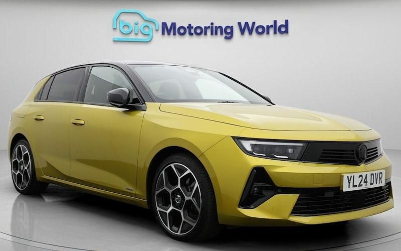 Used 2025 Vauxhall Astra Ultimate Hatchback | £19,200 (Good price) - Image 1/4